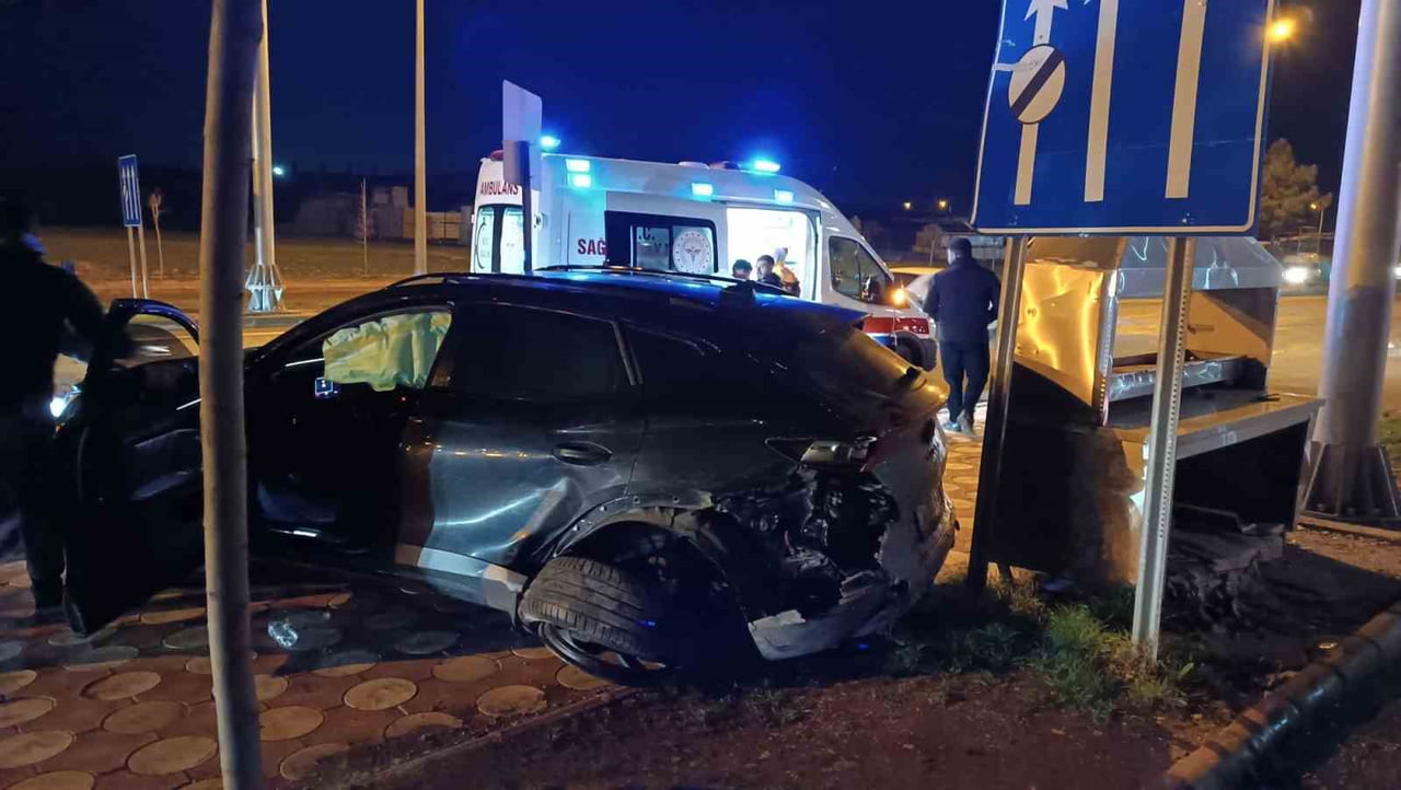 BATMAN’DA İKİ OTOMOBİLİN KAFA KAFAYA ÇARPIŞTIĞI KAZADA 1 KİŞİ YARALANDI.