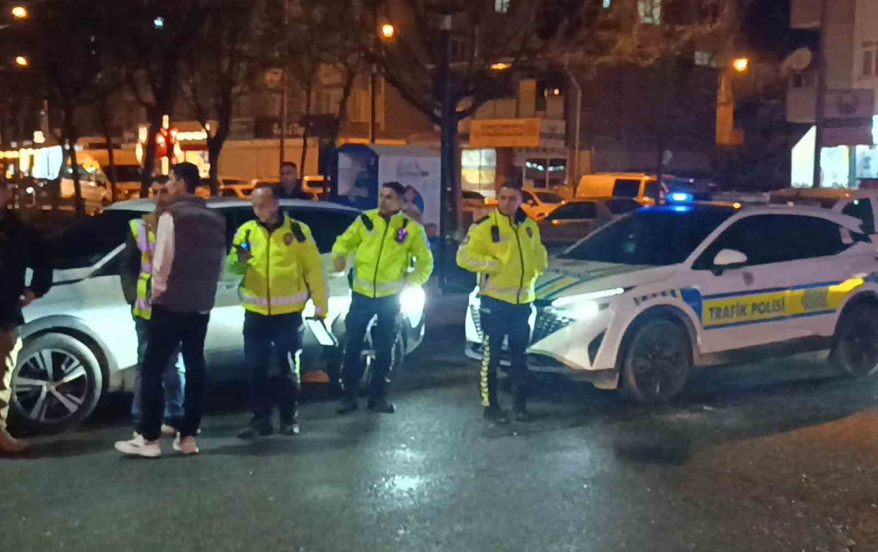 BATMAN’DA OTOMOBİLİN YAYAYA VE PARK HALİNDEKİ ARACA ÇARPMASI SONUCU MEYDANA GELEN TRAFİK KAZASINDA...