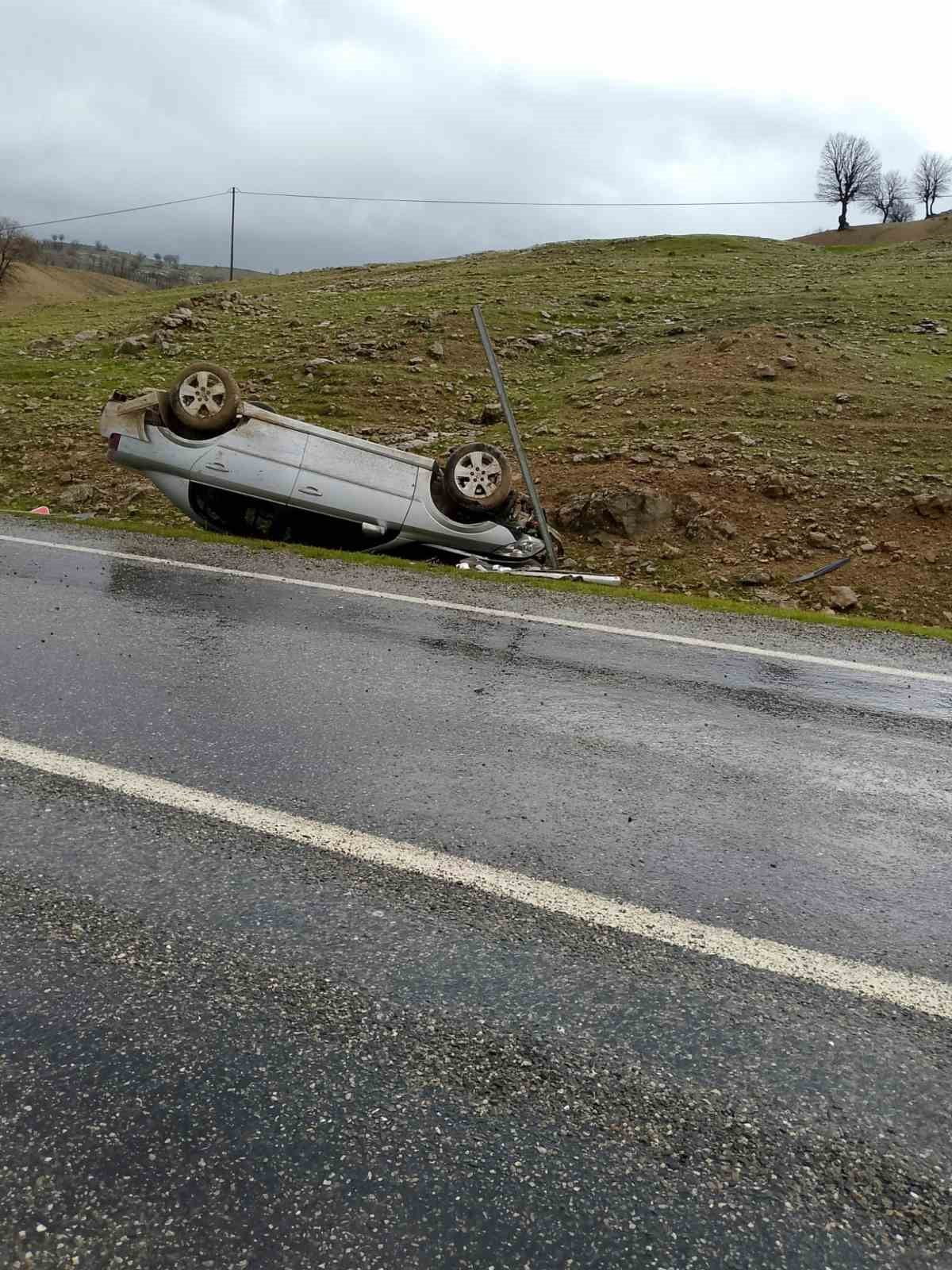 BATMAN’DA SÜRÜCÜSÜNÜN KONTROLÜNDEN ÇIKARAK TAKLA ATAN OTOMOBİLDE BULUNAN 1 KİŞİ...