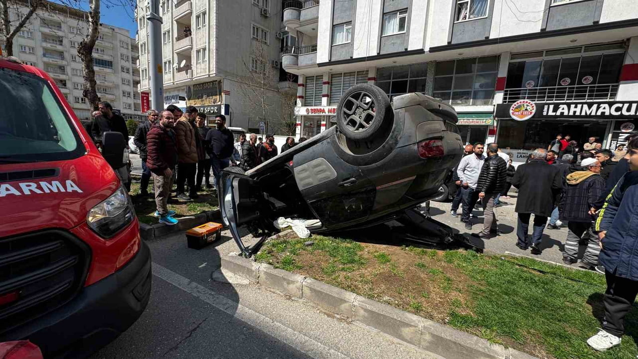 BATMAN KENT MERKEZİNDE SÜRÜCÜSÜNÜN KONTROLÜNDEN ÇIKAN OTOMOBİLİN REFÜJE ÇARPARAK TERS DÖNDÜĞÜ...