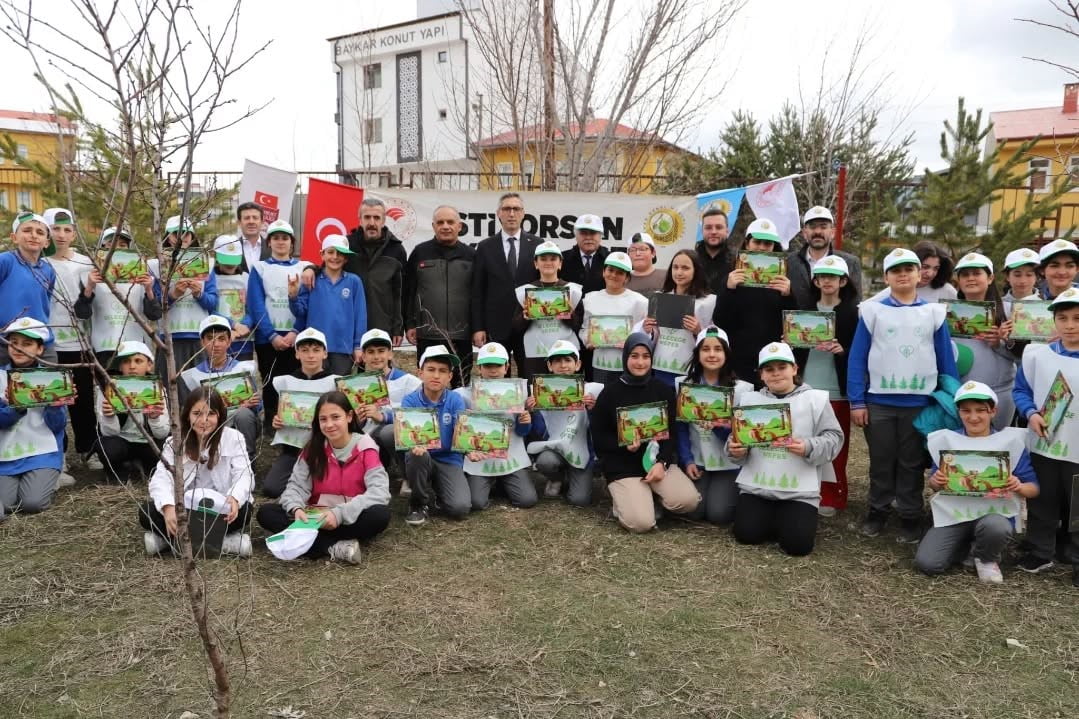 BAYBURT'TA ÖĞRENCİLER ORMAN HAFTASI KAPSAMINDA FİDAN DİKTİ