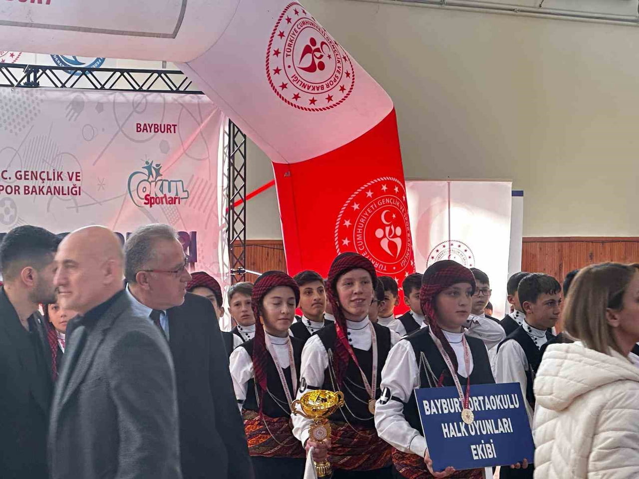 BAYBURT ORTAOKULU HALK OYUNLARINDA TÜRKİYE FİNALLERİNE YÜKSELDİ