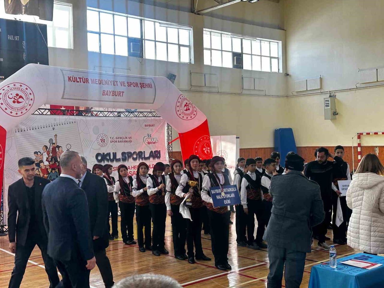 BAYBURT ORTAOKULU HALK OYUNLARINDA TÜRKİYE FİNALLERİNE YÜKSELDİ