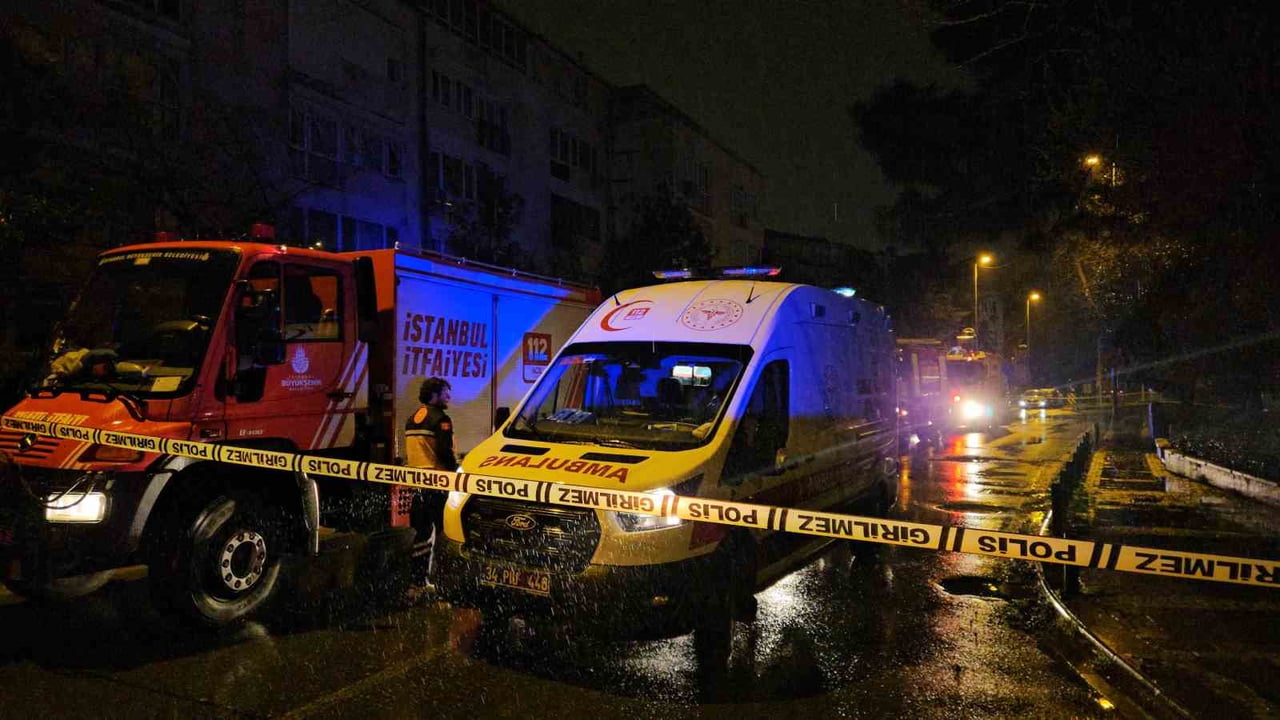 BEŞİKTAŞ'TA DAİREDE YANGIN PANİĞİ: 2 KİŞİ DUMANDAN ETKİLENDİ