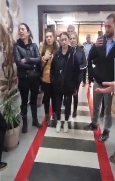 BİLECİK'İN BOZÜYÜK İLÇESİNDE AÇ KALAN KÖPEKLERİN BİRBİRİNİ YEDİĞİ, BİRÇOK KÖPEĞİN ÖLÜ BULUNDUĞU...