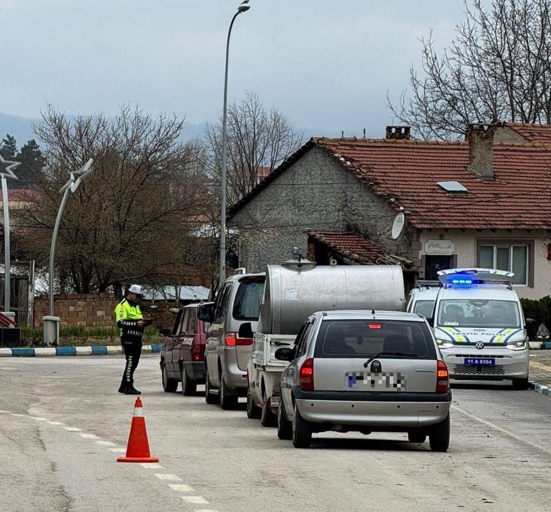 BİLECİK'TE TRAFİK DENETİMLERİ ARALIKSIZ SÜRÜYOR