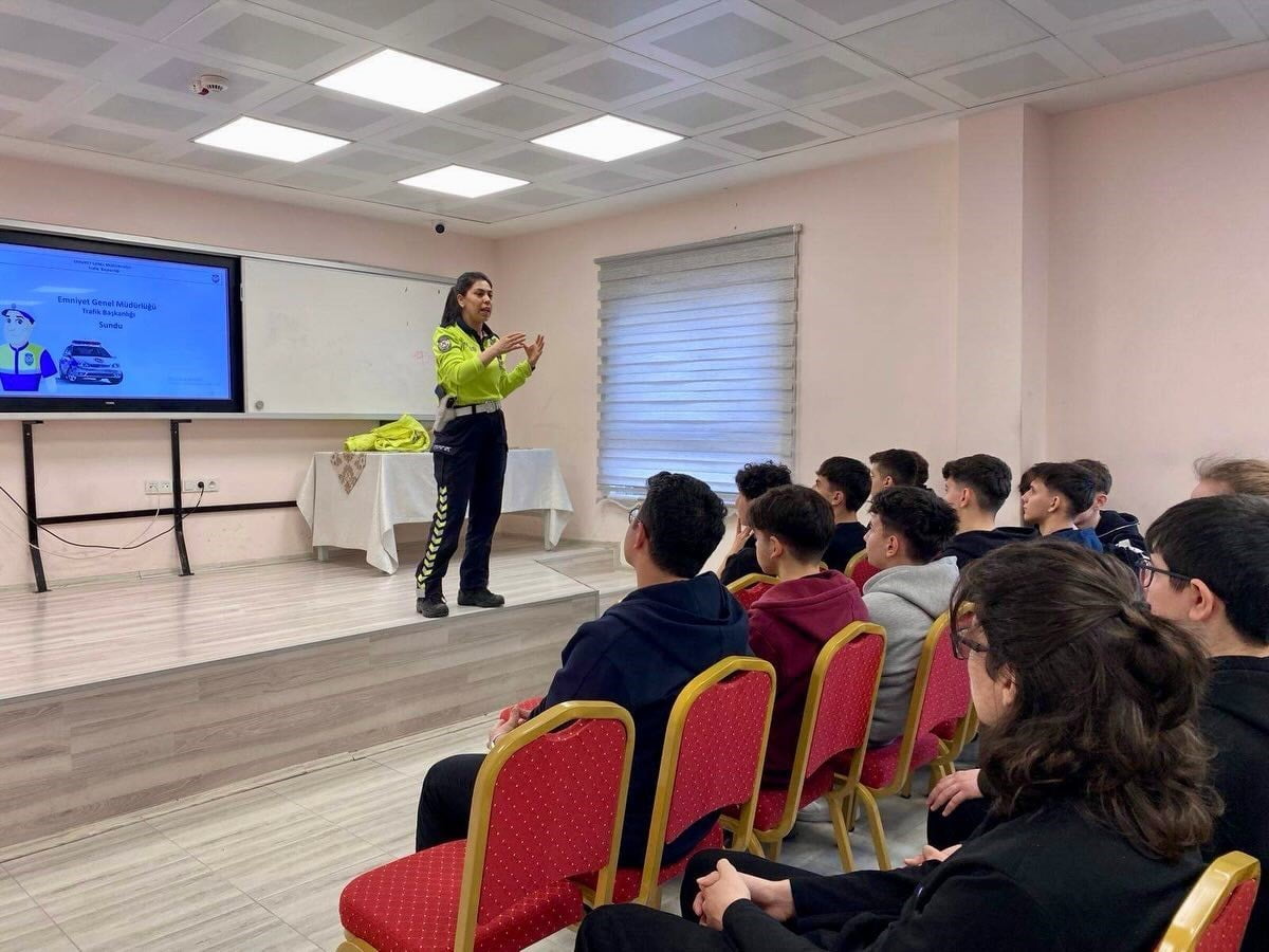 BİLECİK’TE ÖĞRENCİLERE TRAFİK BİLİNCİ EĞİTİMİ