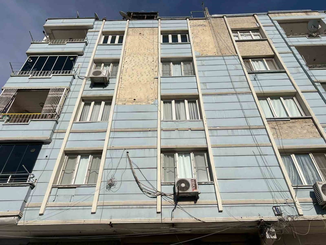 BİNADAN DÖKÜLEN PARÇALAR VATANDAŞI HASTANELİK ETTİ