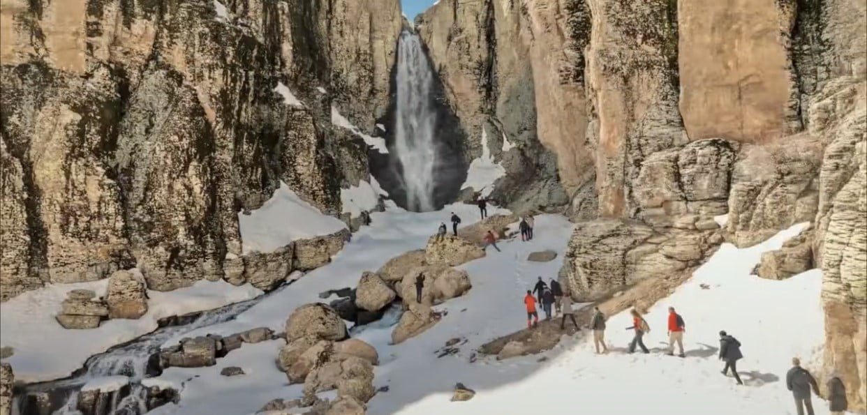 BİNGÖL’DE BULUNAN VE BAHARLAR BİRLİKTE ÇOŞAN ÇIR ŞELALESİ ZİYARETÇİLERİNİ...