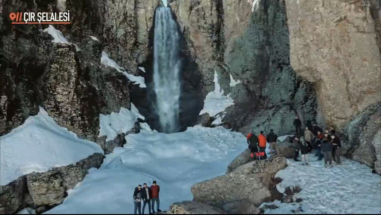 BİNGÖL’DE BULUNAN VE BAHARLAR BİRLİKTE ÇOŞAN ÇIR ŞELALESİ ZİYARETÇİLERİNİ...