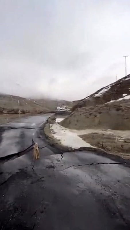 BİNGÖL’DE ETKİLİ OLAN AŞIRI YAĞIŞLAR NEDENİYLE MEYDANA GELEN TOPRAK KAYMASI SONUCU YOL ÇÖKTÜ...