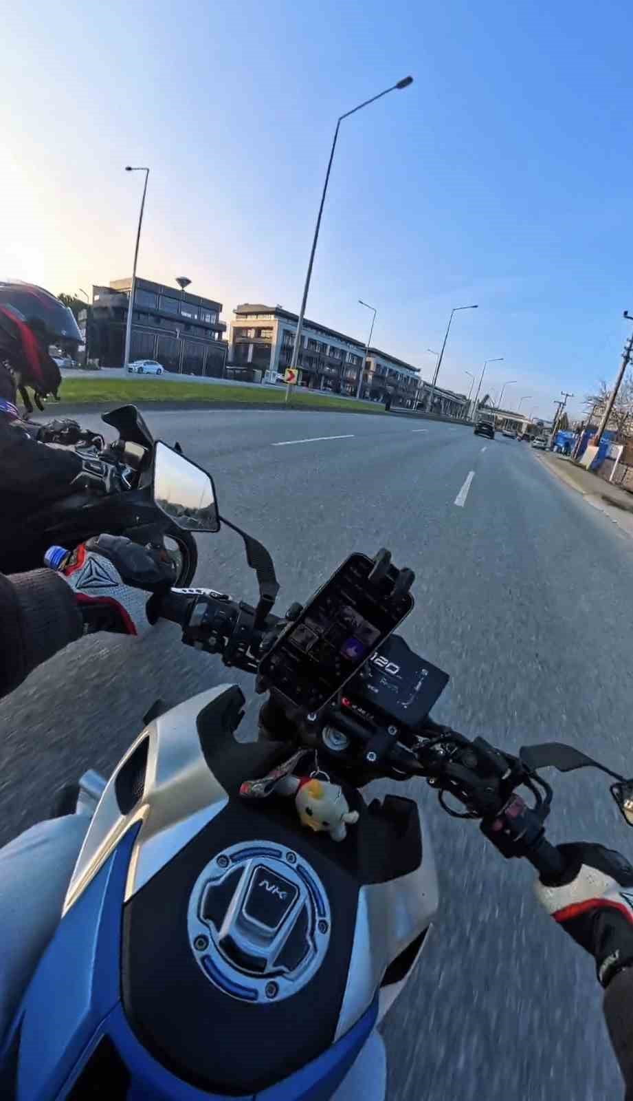 BİR ANDA ŞERİT DEĞİŞTİRDİ, MOTOSİKLETLER ÇARPIŞTI