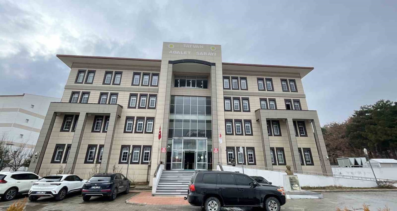 BİTLİS'İN TATVAN İLÇESİNDE 7 FARKLI KUYUMCUDA SAHTE ALTIN BOZDURDUKLARI BELİRLENEN 3 ŞÜPHELİDEN...