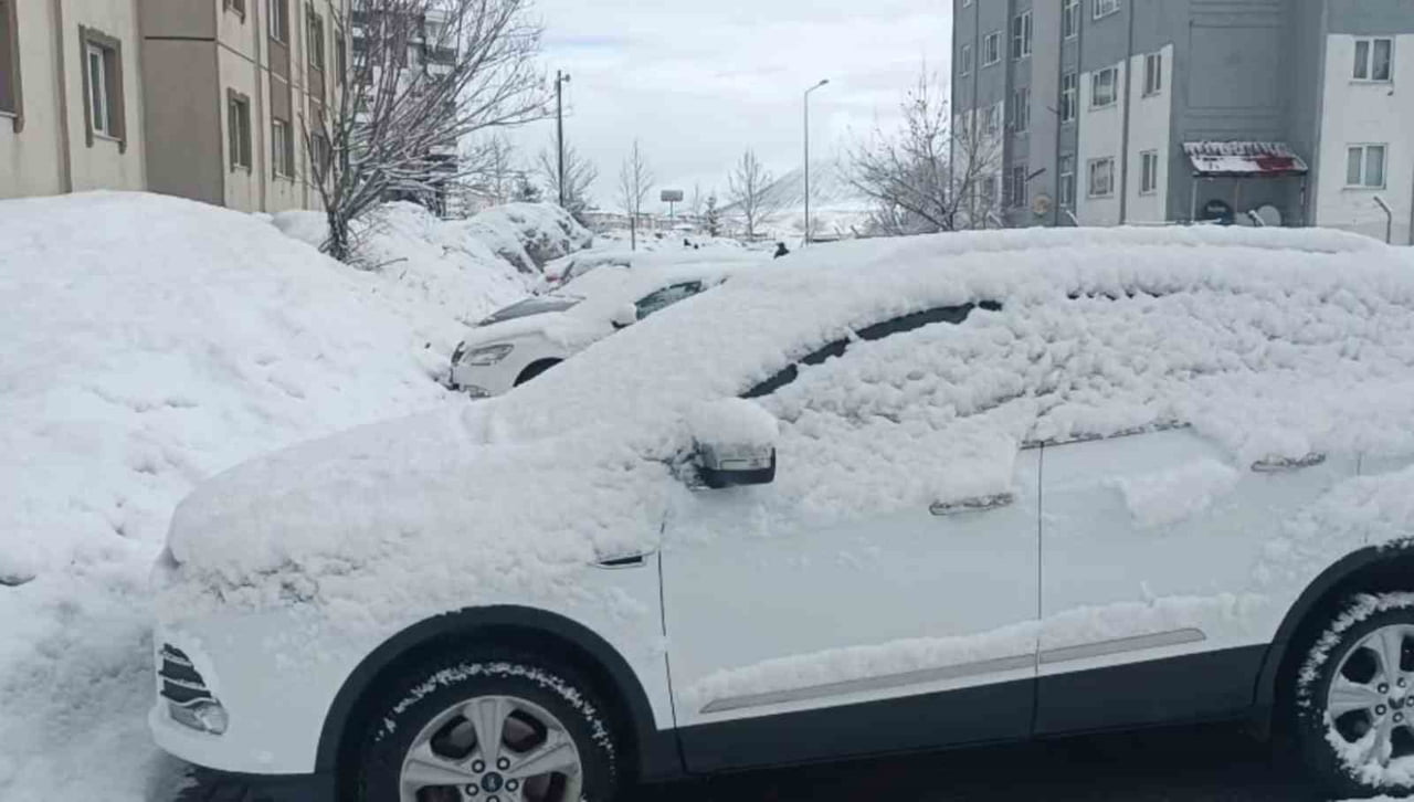 BİTLİS’TE MART AYININ SON GÜNLERİNDE ETKİLİ OLAN KAR YAĞIŞI ŞEHİR MERKEZİNİ BEYAZA...