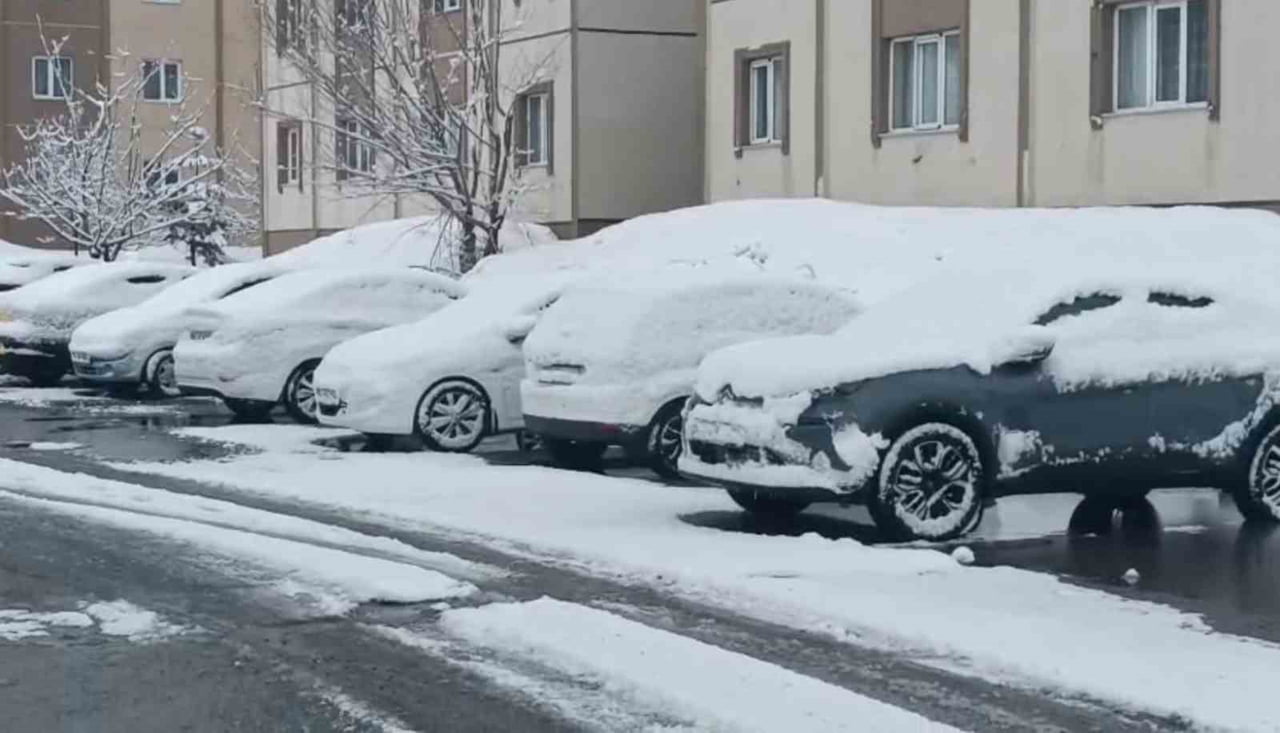 BİTLİS’TE MART AYININ SON GÜNLERİNDE ETKİLİ OLAN KAR YAĞIŞI ŞEHİR MERKEZİNİ BEYAZA...