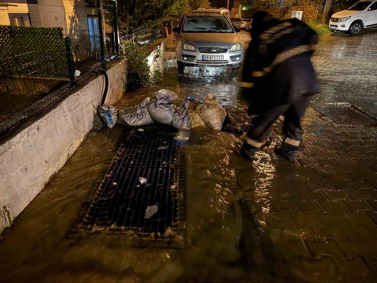BODRUM'DA METREKAREYE 50 KİLOGRAM YAĞIŞ DÜŞTÜ