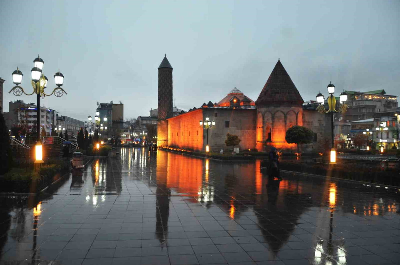 BÖLGE GENELİNDE HAVANIN ÇOK BULUTLU, ARDAHAN VE ÇEVRELERİNİN SABAH SAATLERİNDEN İTİBAREN ARALIKLI...