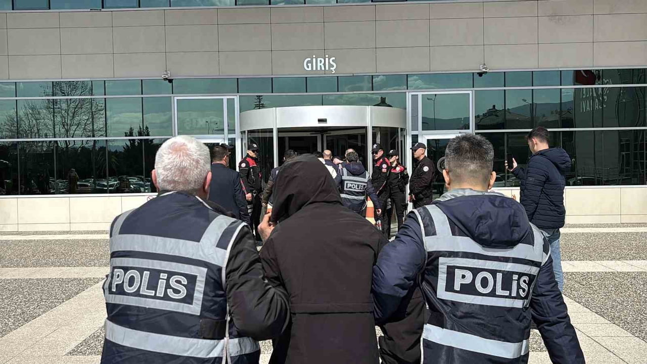 BOLU’DA ALKOLLÜ BİR MEKANA YÖNELİK SİLAHLI SALDIRIYLA İLGİLİ GÖZALTINA ALINAN 2’Sİ ÇOCUK 4...