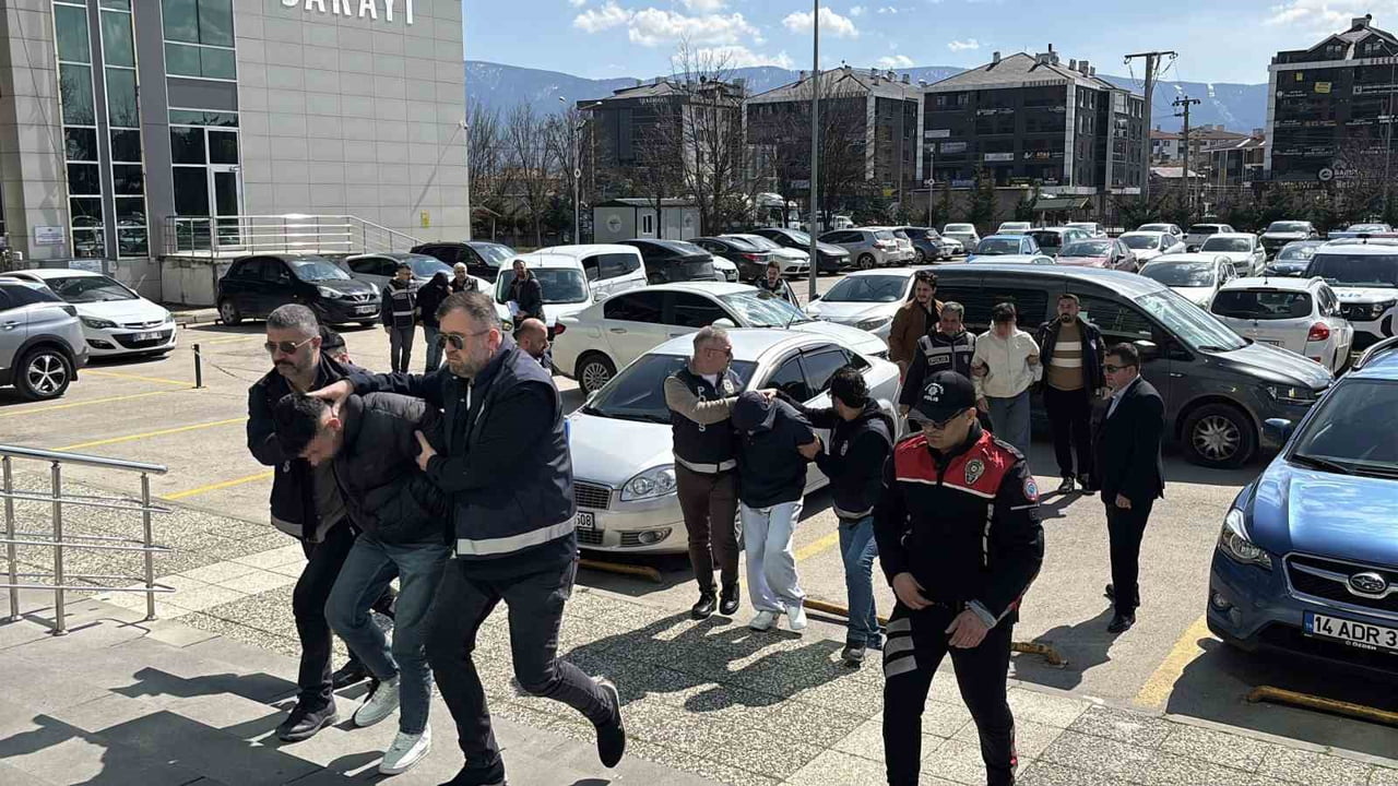 BOLU’DA ALKOLLÜ BİR MEKANA YÖNELİK SİLAHLI SALDIRIYLA İLGİLİ GÖZALTINA ALINAN 2’Sİ ÇOCUK 4...