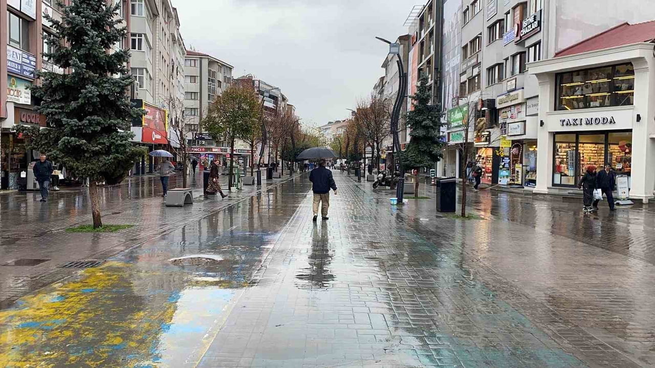 BOLU VALİLİĞİ, KENT GENELİNDE YARINDAN İTİBAREN ETKİLİ OLMASI BEKLENEN SAĞANAK YAĞIŞ NEDENİYLE...