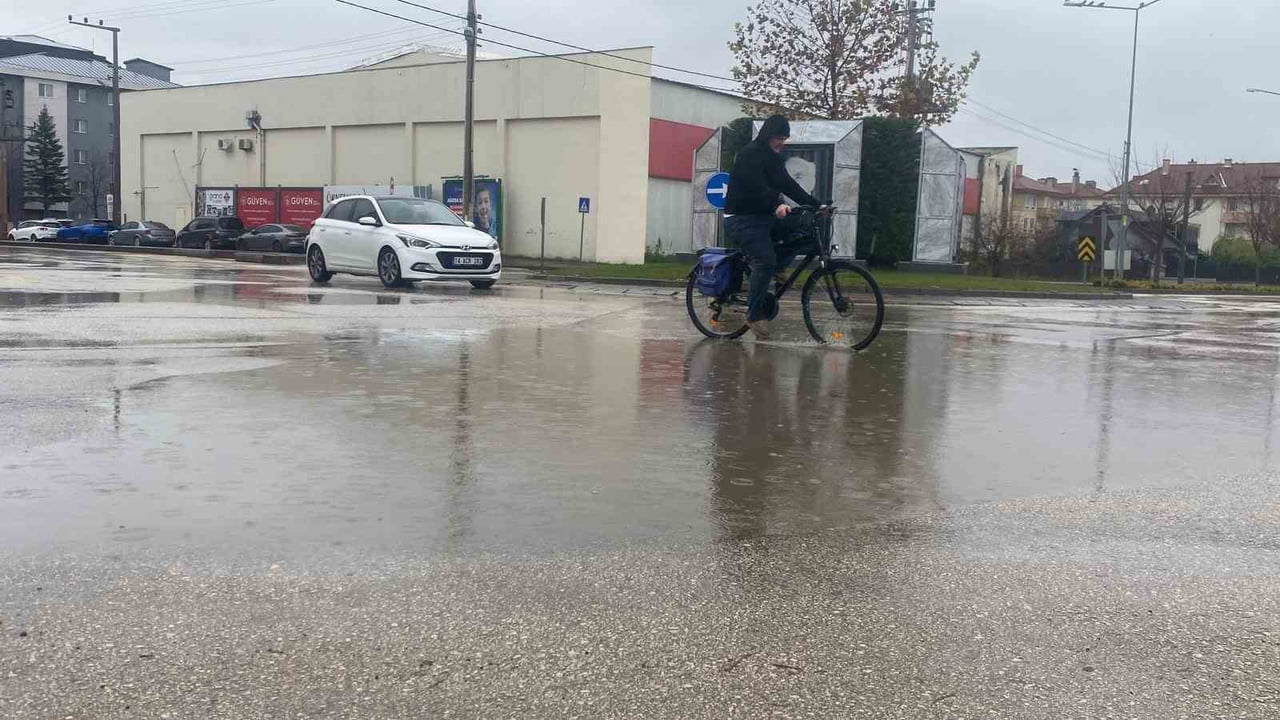 BOLU VALİLİĞİ, KENT GENELİNDE YARINDAN İTİBAREN ETKİLİ OLMASI BEKLENEN SAĞANAK YAĞIŞ NEDENİYLE...