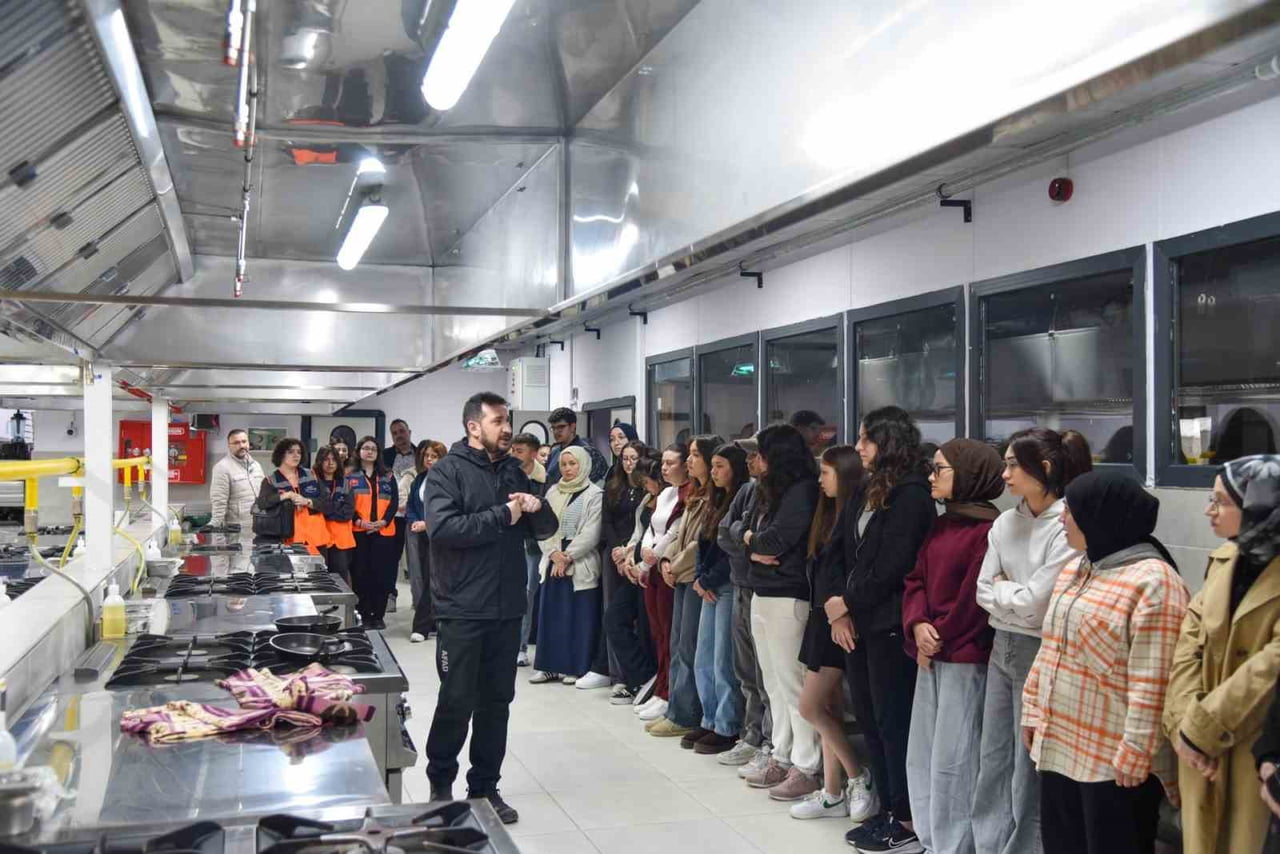 BŞEÜ'DE YANGINA MÜDAHALE VE GÜVENLİ TAHLİYE EĞİTİMİ