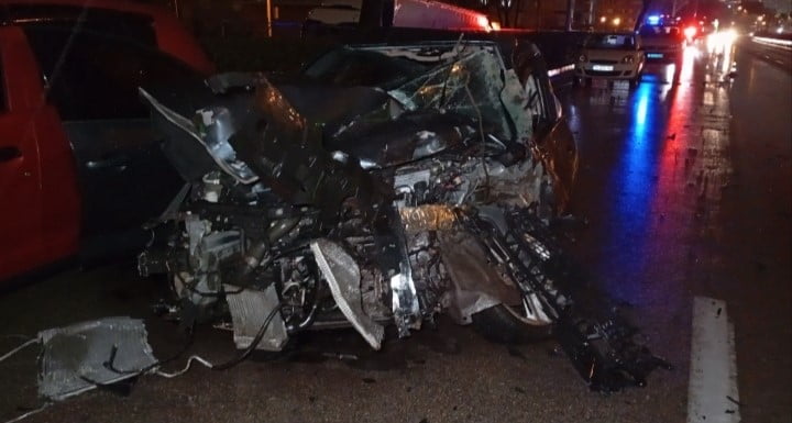 BURSA'DA SABAH SAATLERİNDE MEYDANA GELEN KAZADA, KONTROLDEN ÇIKAN OTOMOBİLE YARDIM ETMEK İSTEYEN...