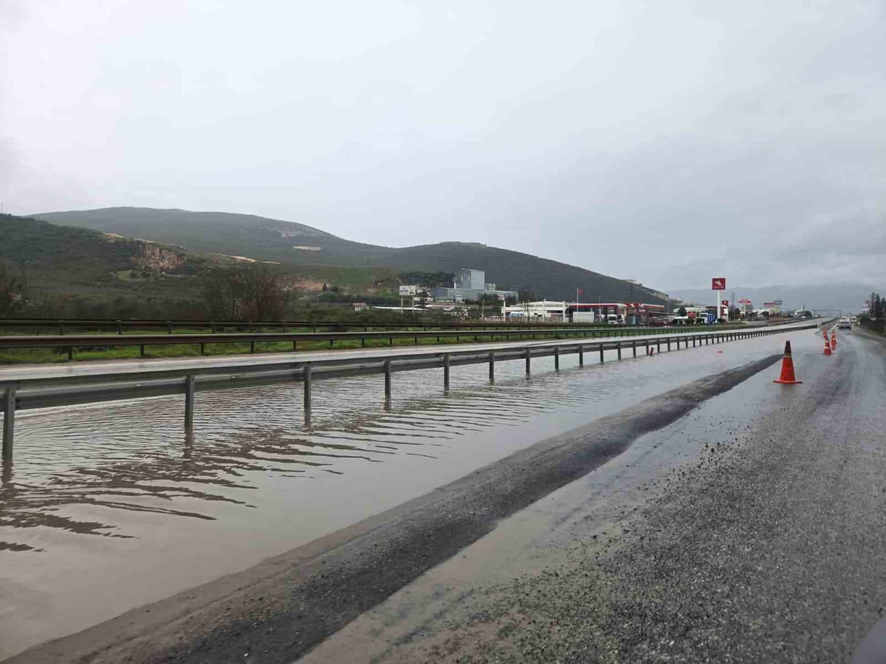 BURSA'DA SAĞANAK NEDENİYLE GÖLE DÖNEN GEMLİK-ORHANGAZİ KARA YOLUNDA MAHSUR KALAN ARAÇ ÇEKİCİYLE...