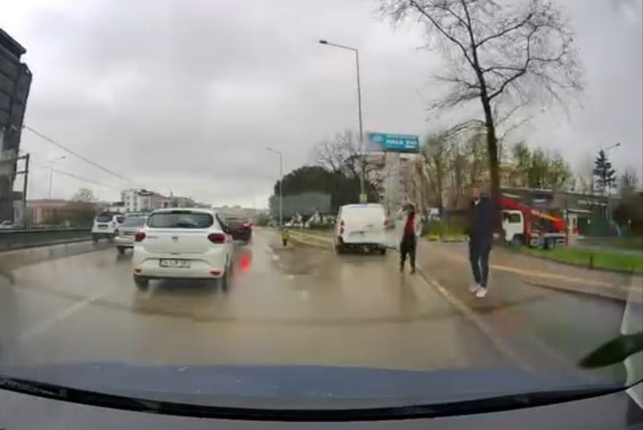 BURSA'DA TRAFİKTE YOL VERME MESELESİ YÜZÜNDEN ÇIKAN TARTIŞMADA MİNİBÜSTEN İNEN 3 KİŞİ, OTOMOBİL...