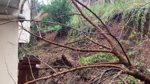 Bursa'da yoğun yağış sonrası istinat duvarı çöktü