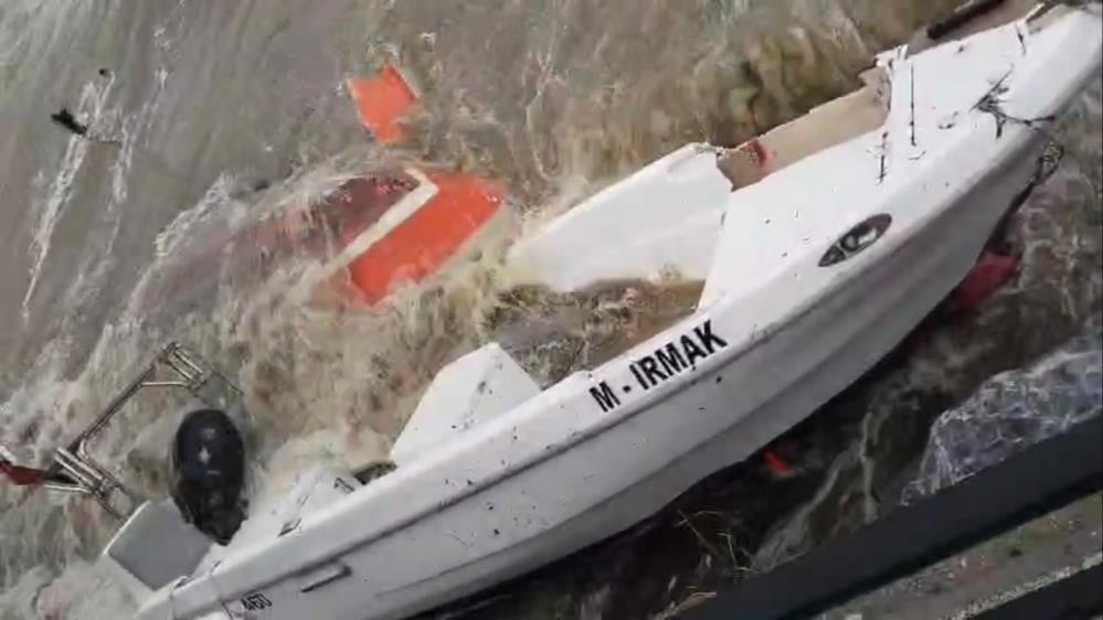 BURSA'NIN GEMLİK İLÇESİ VE KUMLA SAHİLİNDE GECE SAATLERİNDE ETKİSİNİ ARTIRAN ŞİDDETLİ LODOSUN...