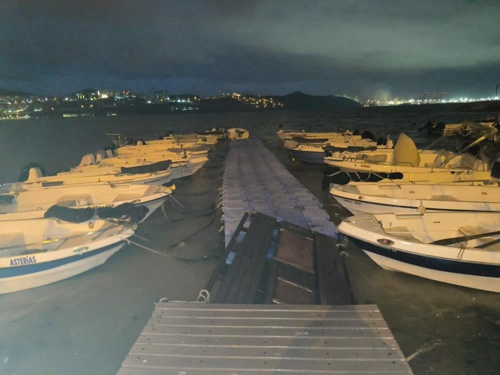 BURSA'NIN GEMLİK İLÇESİ VE KUMLA SAHİLİNDE GECE SAATLERİNDE ETKİSİNİ ARTIRAN ŞİDDETLİ LODOSUN...