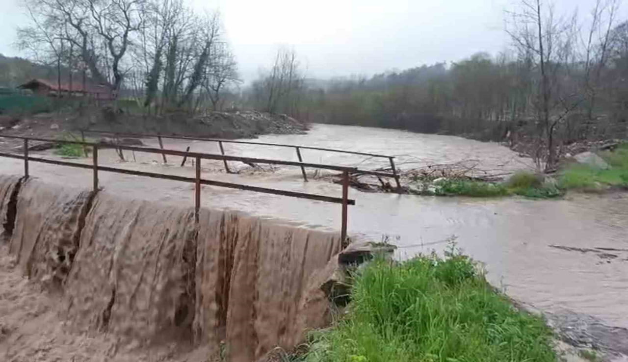 BURSA'NIN GEMLİK İLÇESİNDE AŞIRI YAĞIŞLAR SEBEBİYLE TAŞAN DERE YÜZÜNDEN YOL TRAFİĞE...