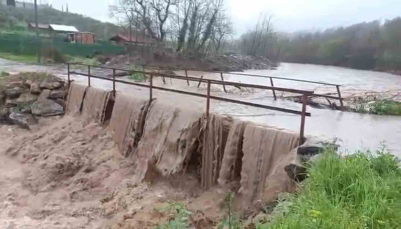 BURSA'NIN GEMLİK İLÇESİNDE AŞIRI YAĞIŞLAR SEBEBİYLE TAŞAN DERE YÜZÜNDEN YOL TRAFİĞE...