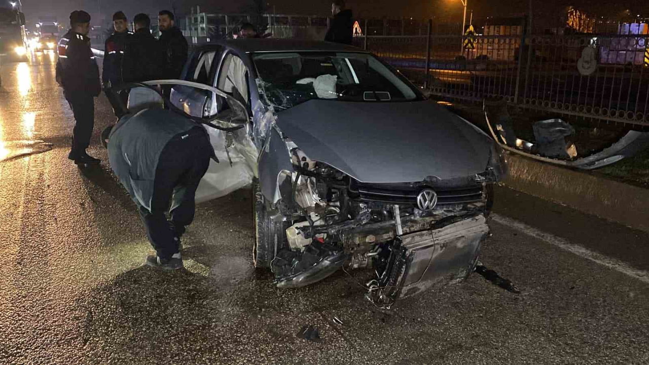 BURSA'NIN İNEGÖL İLÇESİNDE MEYDANA GELEN KAZADA KONTROLDEN ÇIKAN OTOMOBİL BARİYERLERE ÇARPTI: 2...