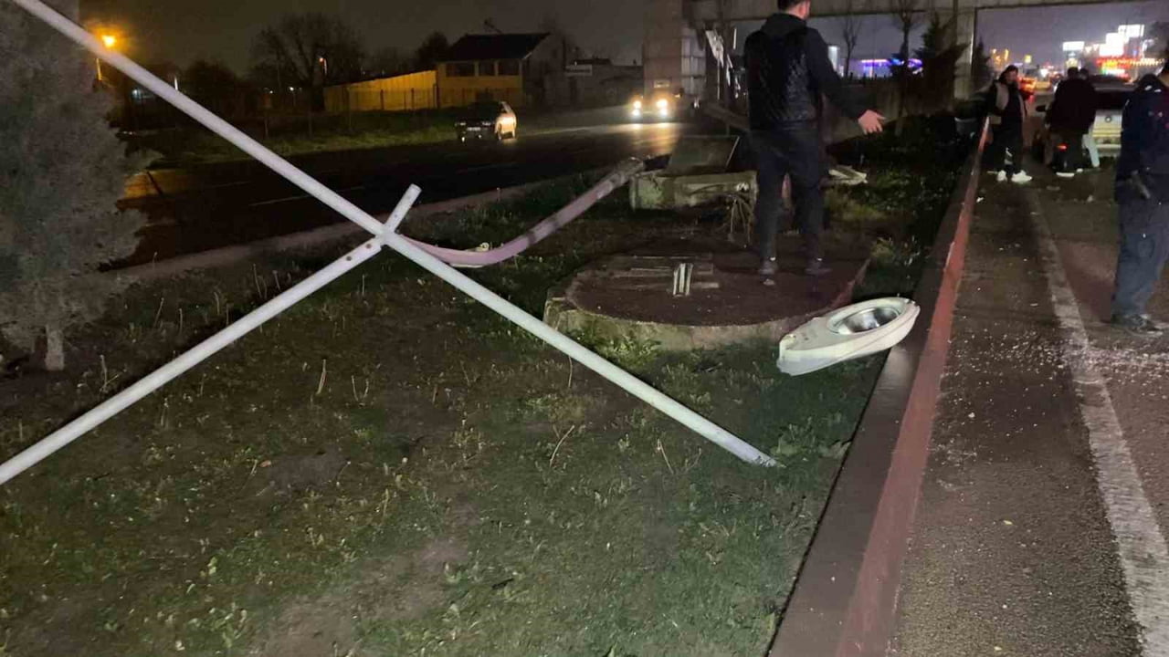 BURSA'NIN İNEGÖL İLÇESİNDE MEYDANA GELEN KAZADA KONTROLDEN ÇIKAN OTOMOBİL BARİYERLERE ÇARPTI: 2...