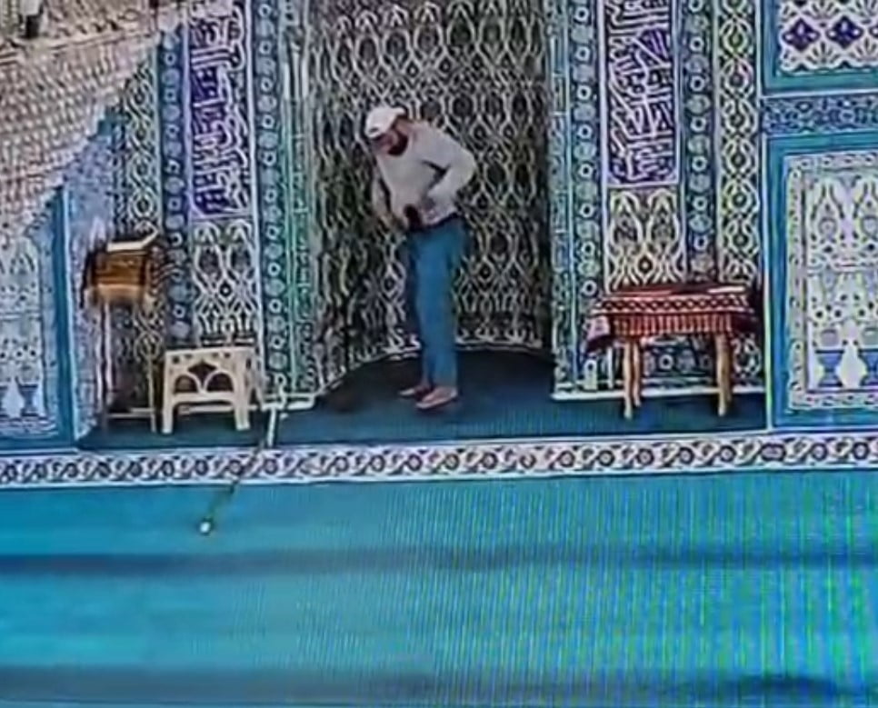 BURSA'NIN MUDANYA İLÇESİNDE ELİNDE BALIK OLTASIYLA CAMİYE GİREN HIRSIZ, İMAMIN KULLANDIĞI YAKA VE...