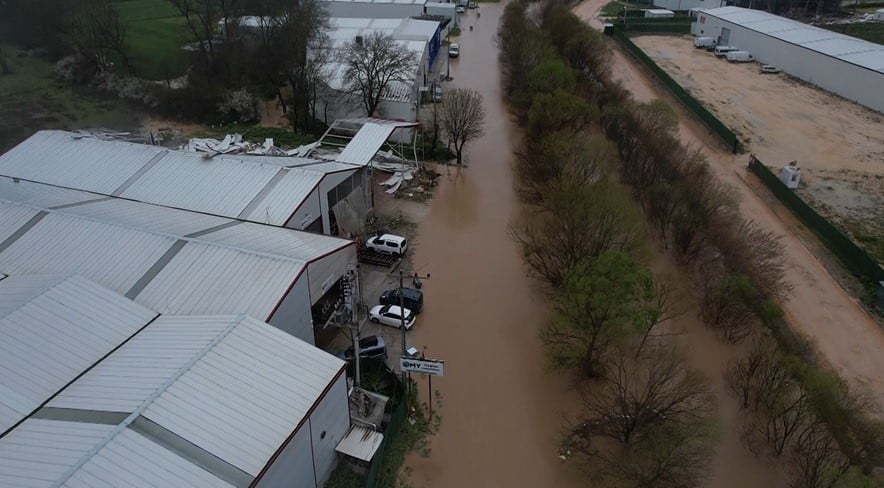 BURSA'NIN NİLÜFER İLÇESİ ÜRÜNLÜ MAHALLESİNDE TAŞAN DERE, YOLLARA KADAR ÇIKMASIYLA ARAÇLAR FABRİKA...