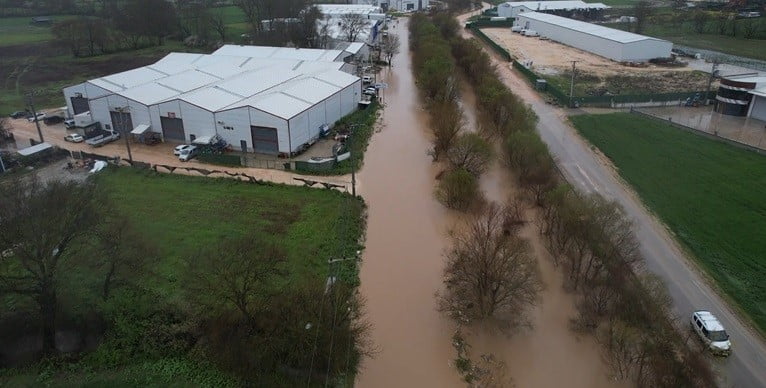 BURSA'NIN NİLÜFER İLÇESİ ÜRÜNLÜ MAHALLESİNDE TAŞAN DERE, YOLLARA KADAR ÇIKMASIYLA ARAÇLAR FABRİKA...