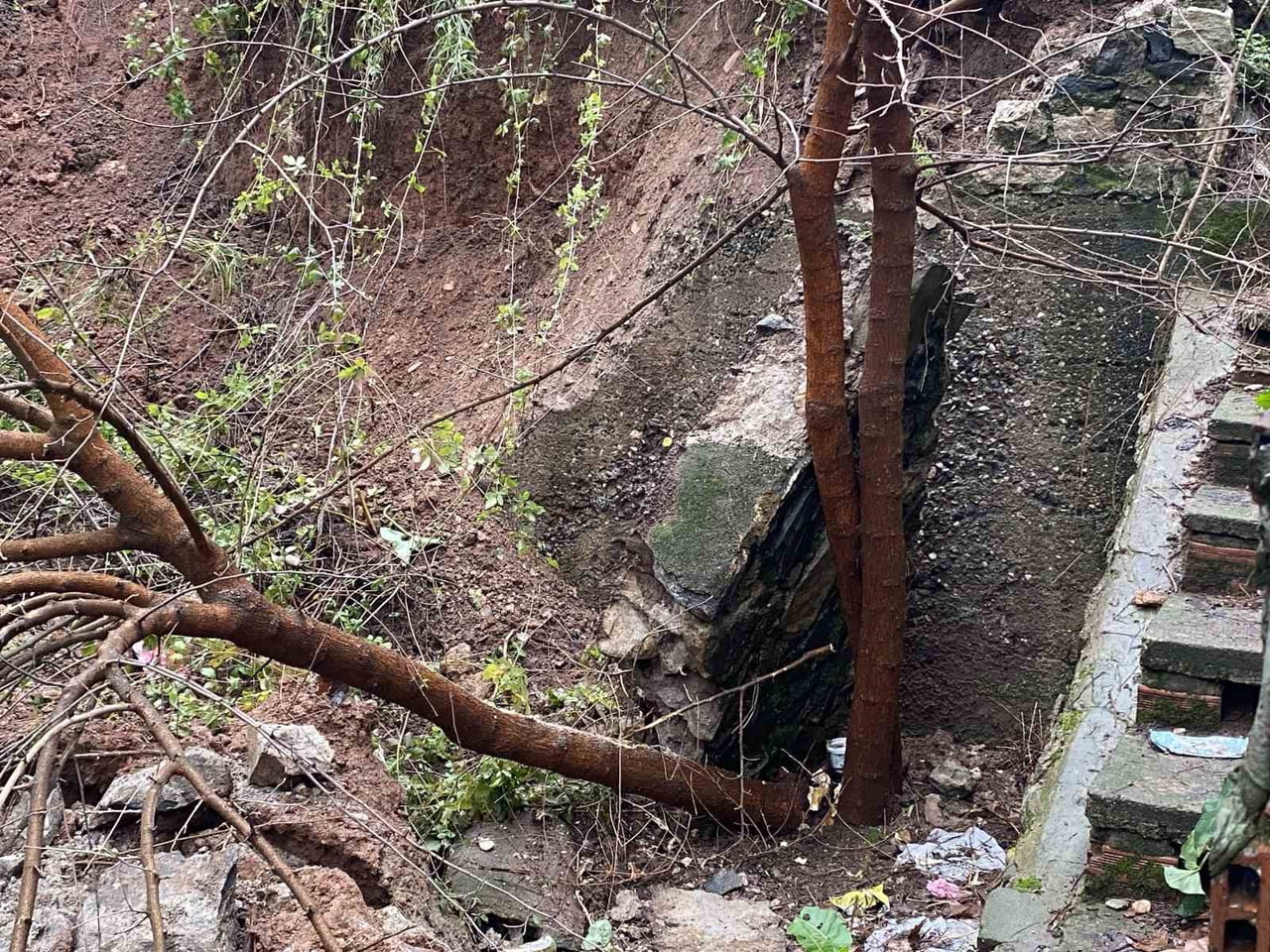 BURSA'NIN OSMANGAZİ İLÇESİNDE ETKİLİ OLAN YOĞUN YAĞIŞLAR NEDENİYLE BİR BİNANIN YANINDA BULUNAN...