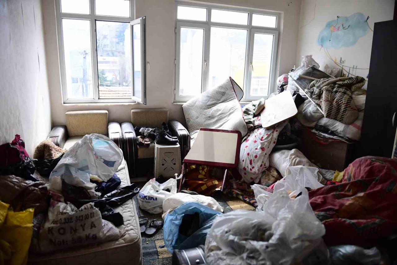 BURSA'NIN OSMANGAZİ İLÇESİNDEKİ TARİHİ KAYIHAN SOKAĞINDA TONLARCA ÇÖPÜN BİRİKTİĞİ BİR EV BELEDİYE...