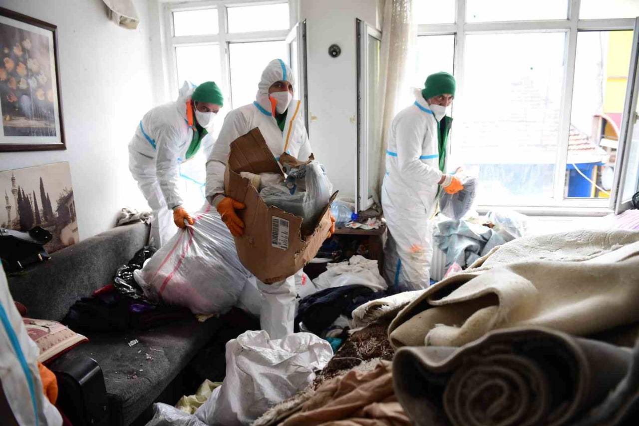 BURSA'NIN OSMANGAZİ İLÇESİNDEKİ TARİHİ KAYIHAN SOKAĞINDA TONLARCA ÇÖPÜN BİRİKTİĞİ BİR EV BELEDİYE...