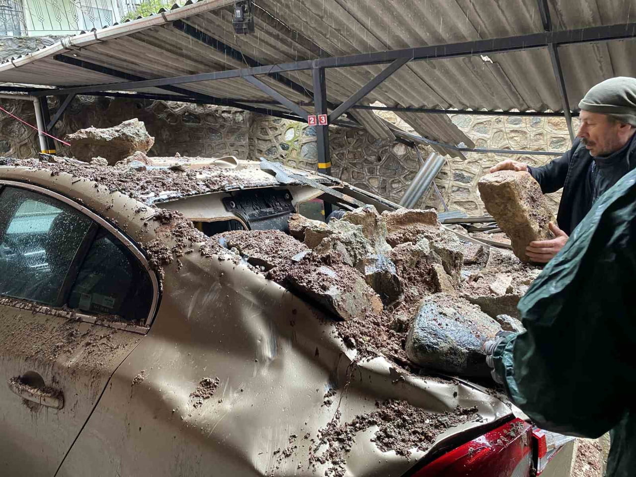 BURSA'NIN OSMANGAZİ İLÇESİNE BAĞLI ÇEKİRGE MAHALLESİ'NDE BİR APARTMANIN OTOPARK KISMINDA BULUNAN...