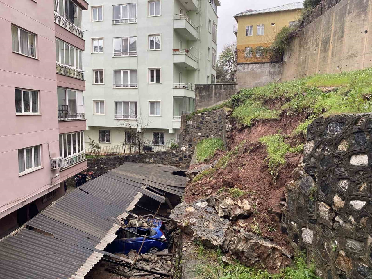 BURSA'NIN OSMANGAZİ İLÇESİNE BAĞLI ÇEKİRGE MAHALLESİ'NDE BİR APARTMANIN OTOPARK KISMINDA BULUNAN...