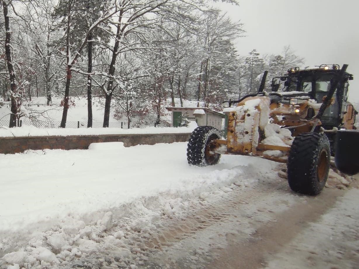 BURSA'NIN YÜKSEK KESİMLERİNDE VE KIRSAL BÖLGELERİNDE ETKİLİ OLAN KAR YAĞIŞI NEDENİYLE EKİPLER...