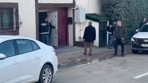 Bursa Büyükşehir Belediye Başkanı Mustafa Bozbey'in gözaltına alındığı anlar ortaya...