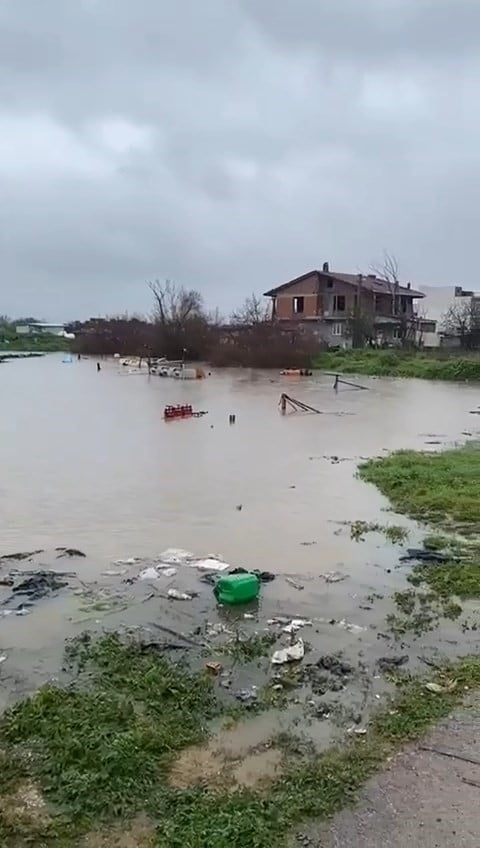 BURSA’DA 3 GÜNDÜR ARALIKSIZ DEVAM EDEN SAĞANAK YAĞIŞ, KENT GENELİNDE HAYATI OLUMSUZ ETKİLERKEN...