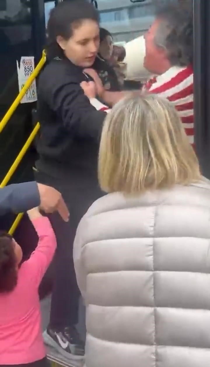 BURSA’DA BELEDİYE OTOBÜSÜNDE ÇIKAN YER KAVGASINDA İKİ KADIN, ARAYA GİREN ŞOFÖRÜN KOLUNU...