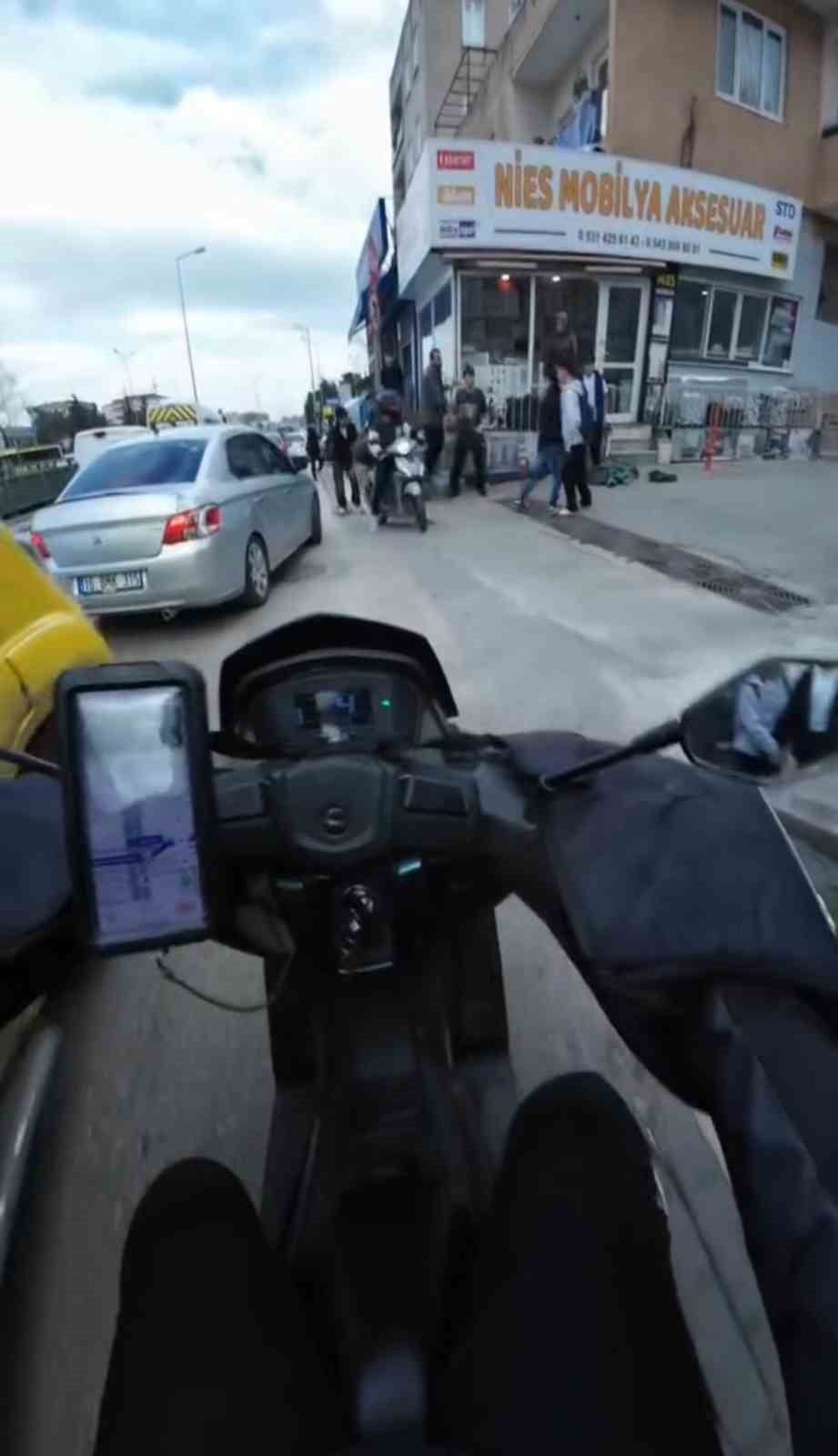 BURSA’DA YAŞI KÜÇÜK İKİ GRUP ARASINDA "YAN BAKMA" MESELESİ YÜZÜNDEN ÇIKAN TARTIŞMA BIÇAKLI KAVGAYA...