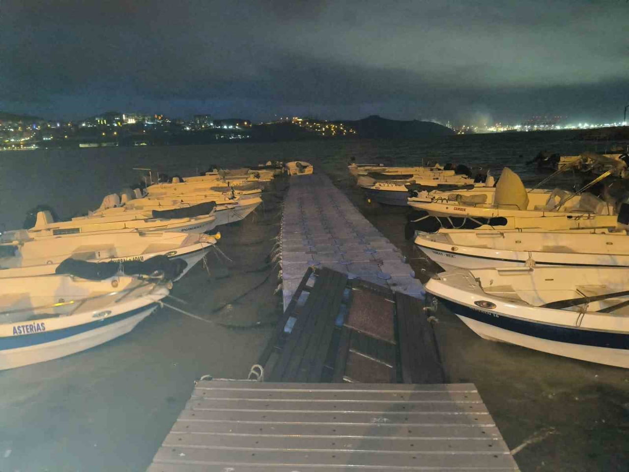 BURSA’NIN GEMLİK İLÇESİ İLE KUMLA SAHİLİNDE ETKİLİ OLAN ŞİDDETLİ LODOS, DENİZDE VE KIYI...